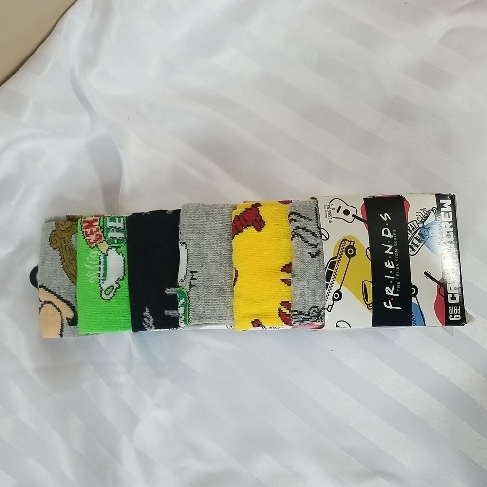 FRIENDS  THE TV SERIES 6 PAIR CASUAL  CREW SOCKS